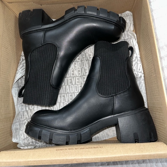 Black boots - Picture 2 of 5